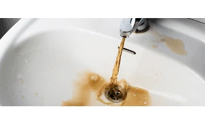 Що робити з іржавою водою з-під крана? 