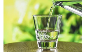Скільки води потрібно пити в спеку?